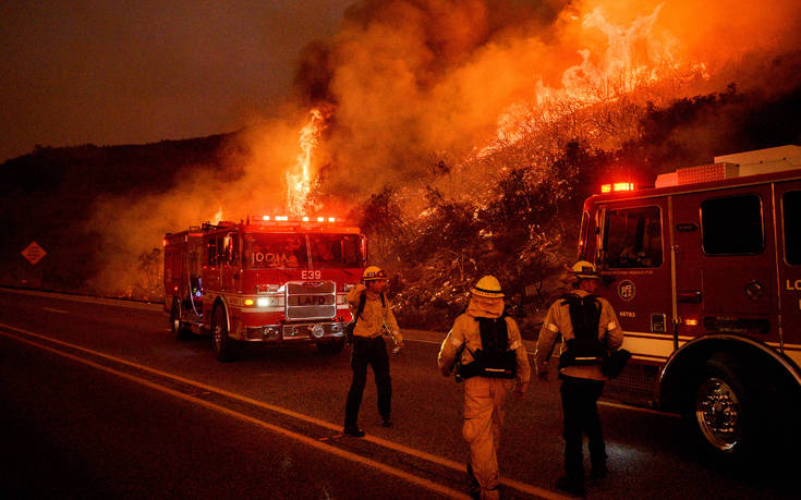 Δύο νεκροί στις πυρκαγιές που σαρώνουν την Καλιφόρνια
