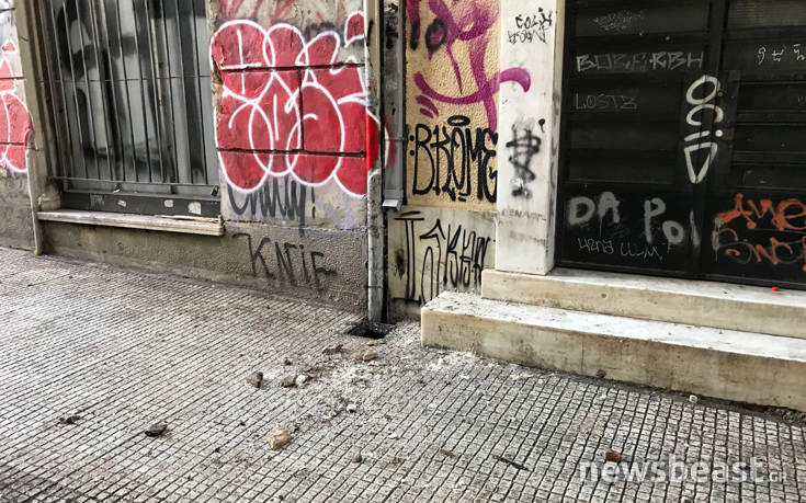 Έπεσαν τούβλα σε περαστικό στο κέντρο της Αθήνας