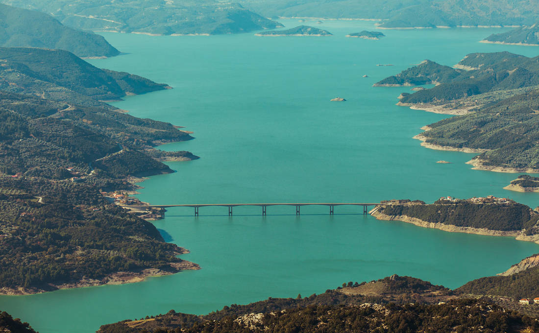 Ένα υπέροχο σκηνικό στη μεγαλύτερη τεχνητή λίμνη της Ελλάδας