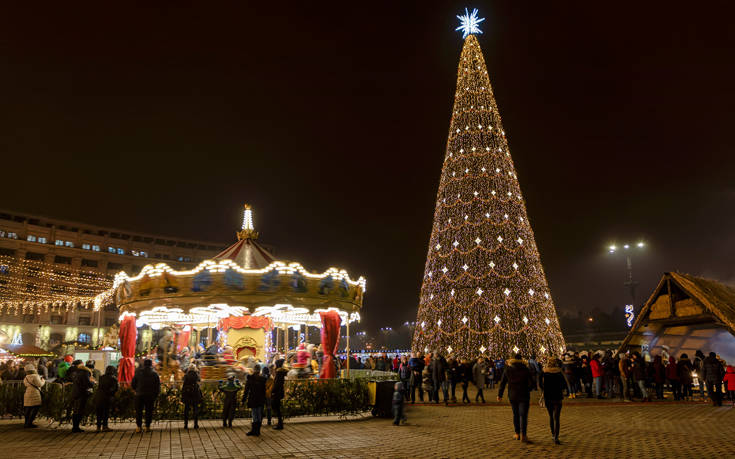 Χριστουγεννιάτικο κλίμα με δέντρο 30 μέτρων στο Βουκουρέστι