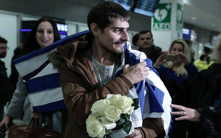 Στην Ελλάδα και τυλιγμένος με την ελληνική σημαία ο 20χρονος ναυτικός που απήχθη στο Τόγκο