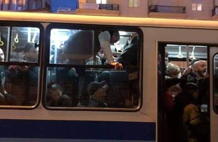 Επιβάτες «ίπτανται» σε λεωφορείο του ΟΑΣΘ στη Θεσσαλονίκη
