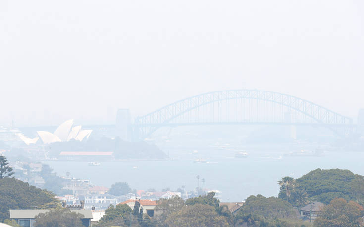 Απίστευτες εικόνες από το Σίδνεϊ, σύννεφο πυκνού καπνού έχει σκεπάσει την πόλη