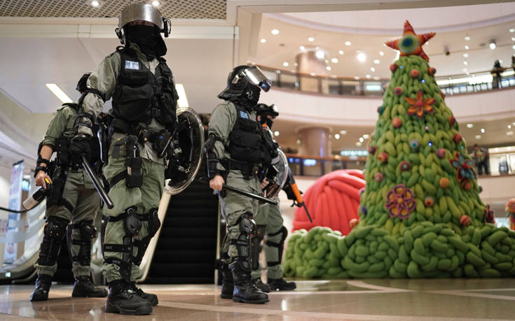 Χονγκ Κονγκ: Ένταση και χημικά με φόντο τον χριστουγεννιάτικο στολισμό
