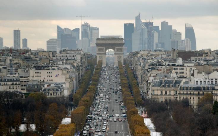 Τρόμος στο Παρίσι: Γυναίκα βγήκε από το αυτοκίνητο της και μαχαίρωσε δυο πεζές