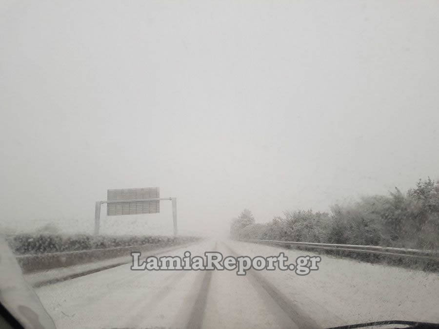 Δείτε εικόνες από τη χιονισμένη εθνική οδό Αθηνών – Λαμίας