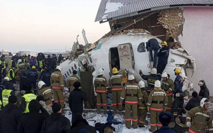Καζακστάν: Φωτογραφίες από το σημείο της αεροπορικής τραγωδίας, 14 οι νεκροί