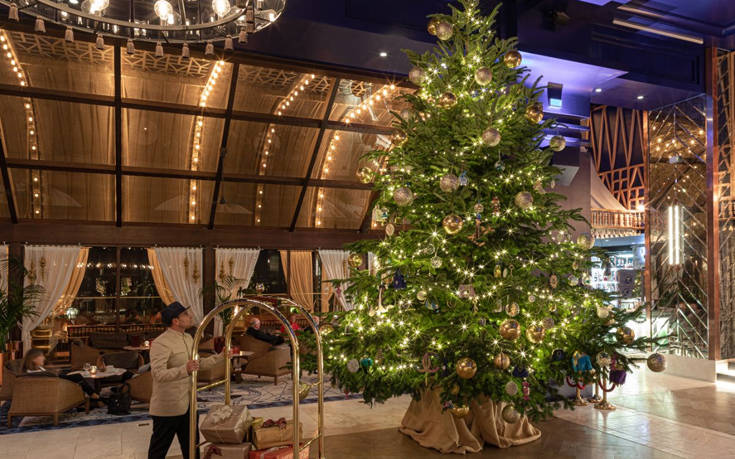 Το πολυτελές ξενοδοχείο με το χριστουγεννιάτικο δέντρο των… 14 εκατ. ευρώ