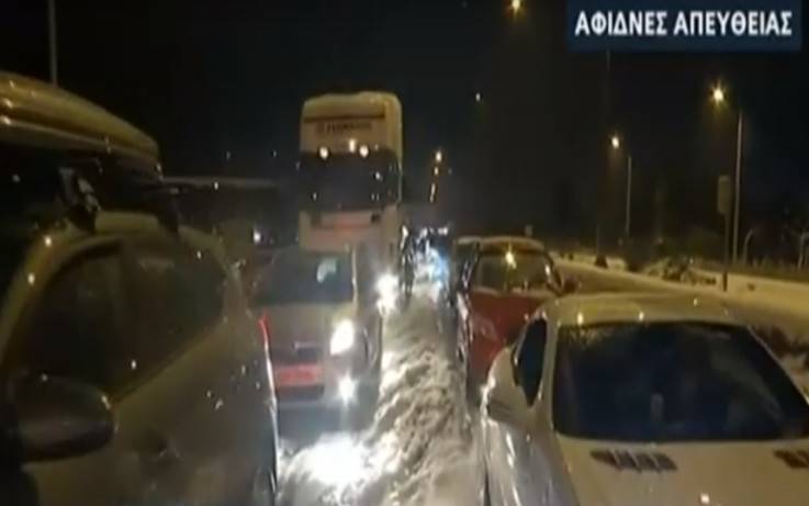 Βίντεο από την Εθνική οδό Αθηνών &#8211; Λαμίας: Εγκλωβισμένοι οδηγοί για ώρες