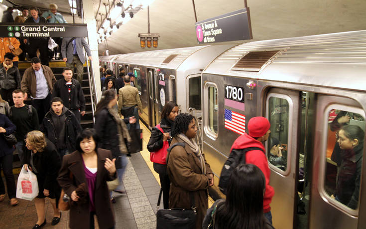 Ομοφοβική επίθεση στο μετρό της Νέας Υόρκης, άνδρας έβρισε 21χρονο και τον έριξε στις γραμμές