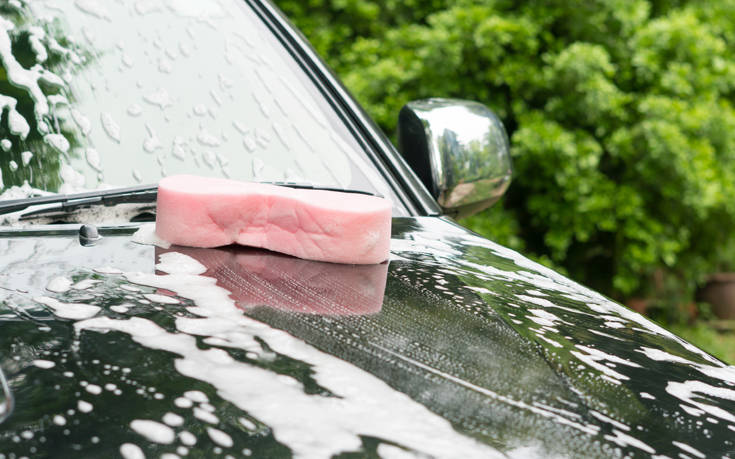 Μύθος ή αλήθεια ότι δεν είναι καλό να πλένουμε το αμάξι μόνοι μας;