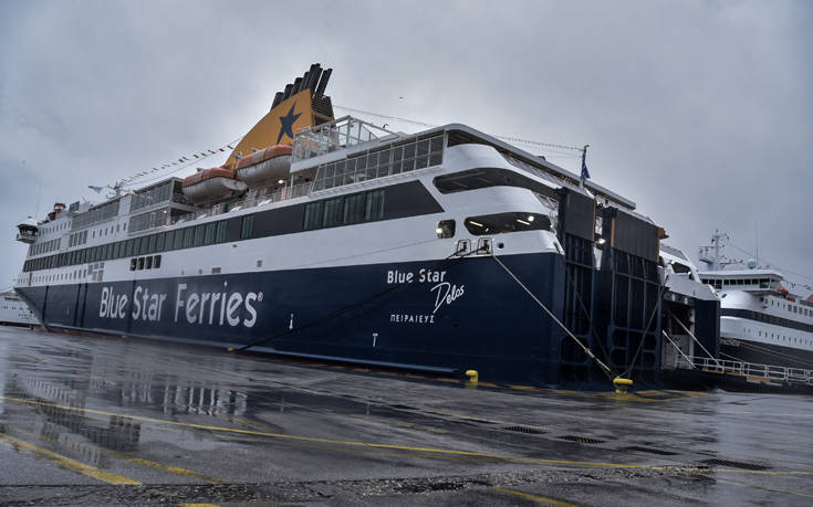 Στον Πειραιά το «Blue Star Delos» με κρούσμα κορονοϊού: Γαλλίδα επιβάτης θετική στον ιό
