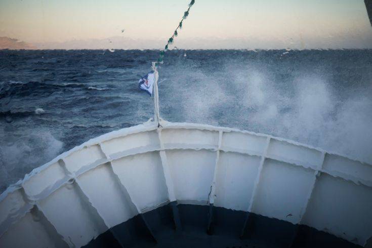 Στο λιμάνι της Χίου ρυμουλκείται το φορτηγό πλοίο που έπλεε ακυβέρνητο