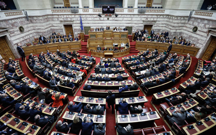 Ένταση στη Βουλή ανάμεσα σε κυβέρνηση και ΣΥΡΙΖΑ για το προσφυγικό