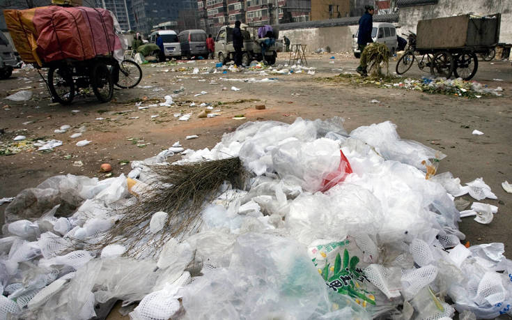 Η Kίνα θα απαγορεύσει τα πλαστικά μιας χρήσης