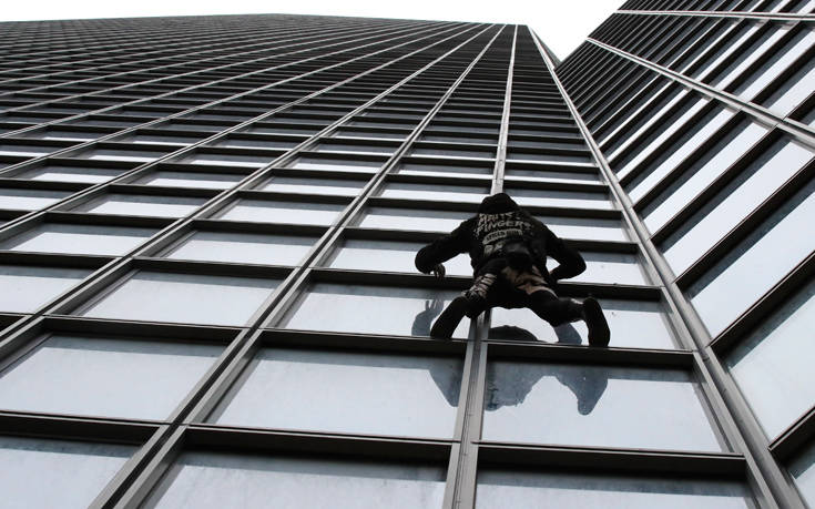 Ο «Γάλλος Spiderman» αναρριχήθηκε σε ουρανοξύστη 48 ορόφων για συμπαράσταση στους απεργούς