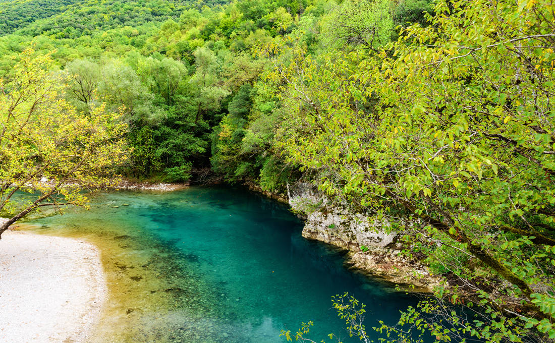 Το ελληνικό ποτάμι με τα καταπράσινα νερά