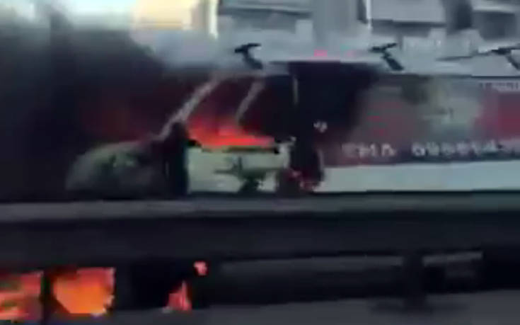 Οι πρώτες εικόνες από το φορτηγάκι που άρπαξε φωτιά στον Κηφισό &#8211; Μποτιλιάρισμα στο σημείο