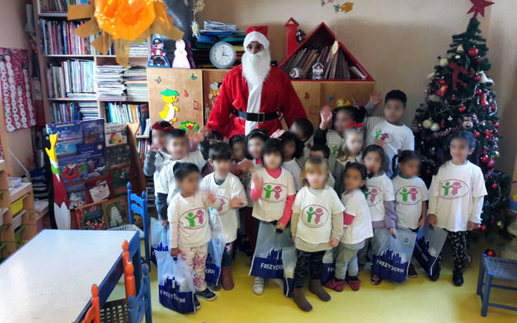 Γιορτινές στιγμές για παιδιά και εφήβους  με αγάπη και δώρα από τη FREZYDERM