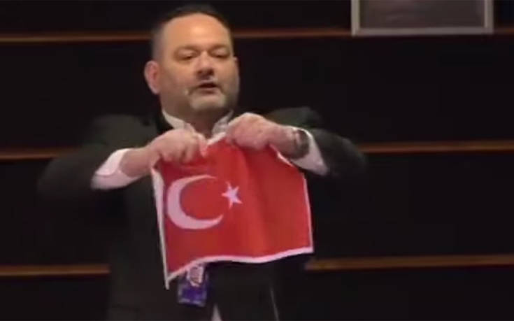 Αμετανόητος ο Γιάννης Λαγός: Δεν απολογούμαι που έσκισα την τουρκική σημαία