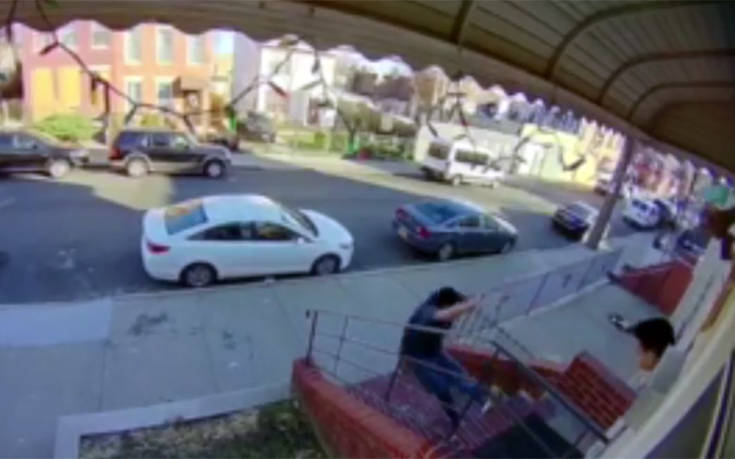 Σοκαριστικό βίντεο δείχνει τη μοιραία πτώση ενός ιδιοκτήτη σπιτιού από σκάλα