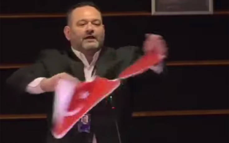 «Καμπάνα» από το Ευρωκοινοβούλιο στον Γιάννη Λαγό για το σκίσιμο της τουρκικής σημαίας