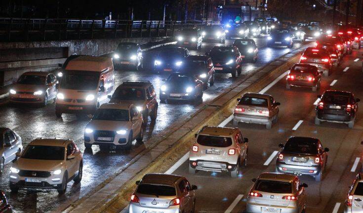 Καραμπόλα 4 οχημάτων στην Αθηνών – Λαμίας, σοβαρά προβλήματα στην κυκλοφορία στο ύψος της Μεταμόρφωσης