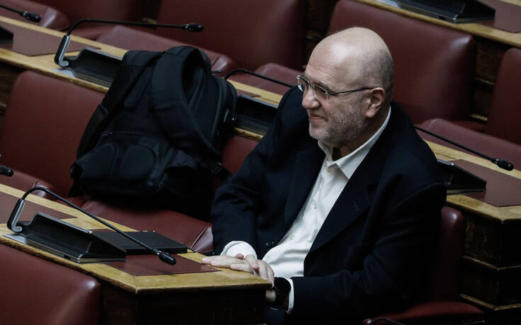 Ευδιάθετος και χαμογελαστός στη Βουλή ο Τρύφων Αλεξιάδης μετά την περιπέτεια υγείας του