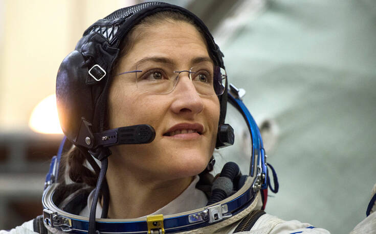 Η στιγμή που η αστροναύτης Κριστίνα Κόουκ επέστρεψε στη Γη μετά από παραμονή &#8211; ρεκόρ στο διάστημα
