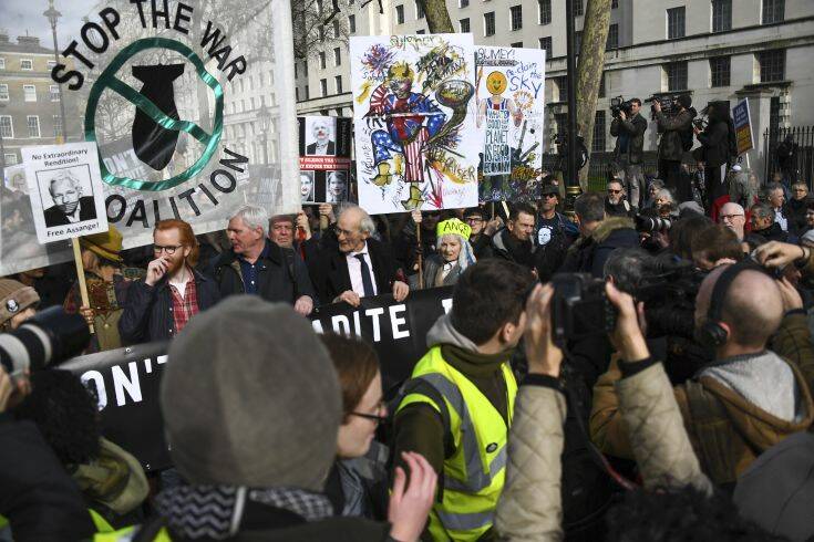 Διαδήλωση στο Λονδίνο για τον Tζούλιαν Ασάνζ &#8211; Μεταξύ τους και ο Γιάνης Βαρουφάκης