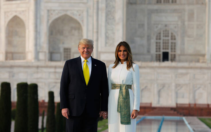 Ντόναλντ και Μελάνια Τραμπ χέρι-χέρι στο Ταζ Μαχάλ