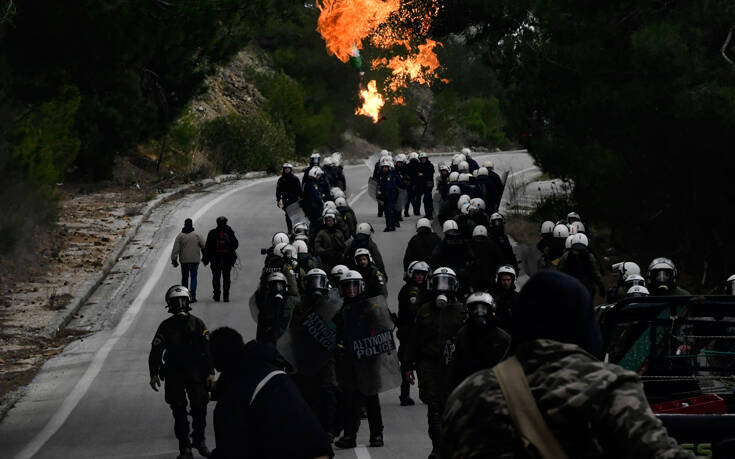 ΣΥΡΙΖΑ: Έπρεπε πρώτα να γίνουν τα νησιά μας εμπόλεμη ζώνη για να ανακαλέσει ο κ. Μητσοτάκης τα ΜΑΤ;»