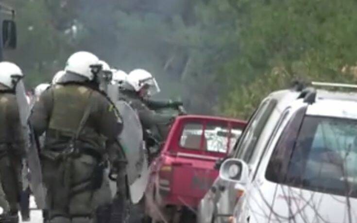Άνδρες των ΜΑΤ σπάνε αυτοκίνητο ντόπιου στη Λέσβο