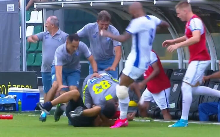 Ξύλο σε αγώνα στη Βραζιλία: Ποδοσφαιριστής πήγε να κλωτσήσει φίλαθλο στο κεφάλι και πέτυχε συμπαίκτη του