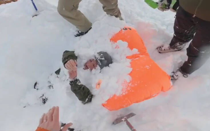 Η δραματική διάσωση σκιέρ που είχε θαφτεί από χιονοστιβάδα