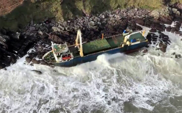Πλοίο-φάντασμα που έπλεε στον Ατλαντικό για πάνω από έναν χρόνο ξεβράστηκε στην Ιρλανδία