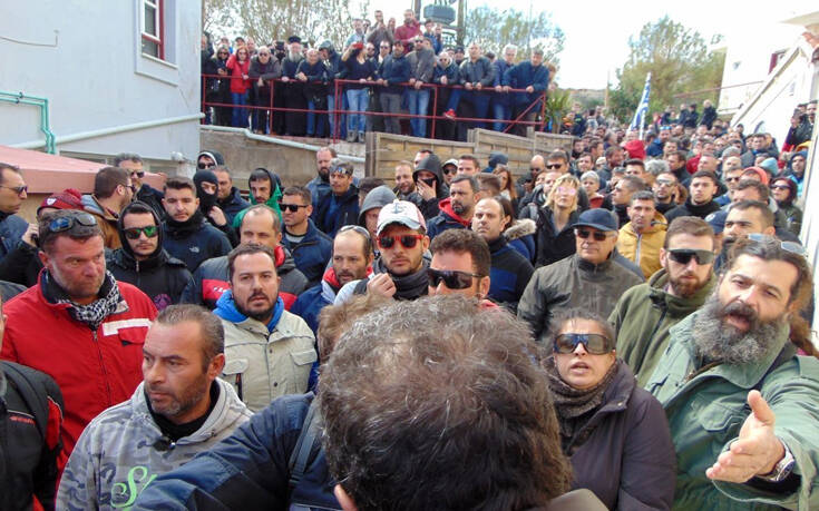 Νέα ένταση στη Χίο: Κάτοικοι μπήκαν στο ξενοδοχείο που μένουν οι άντρες των ΜΑΤ και τους επιτέθηκαν