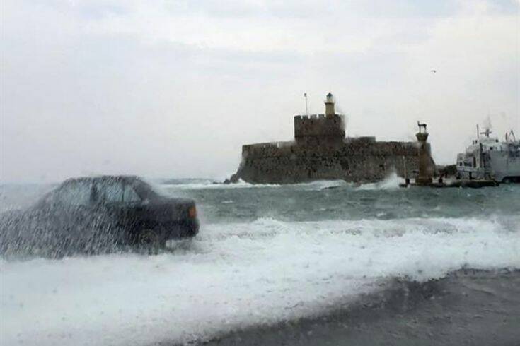 Πολλά τα προβλήματα από την κακοκαιρία στη Ρόδο