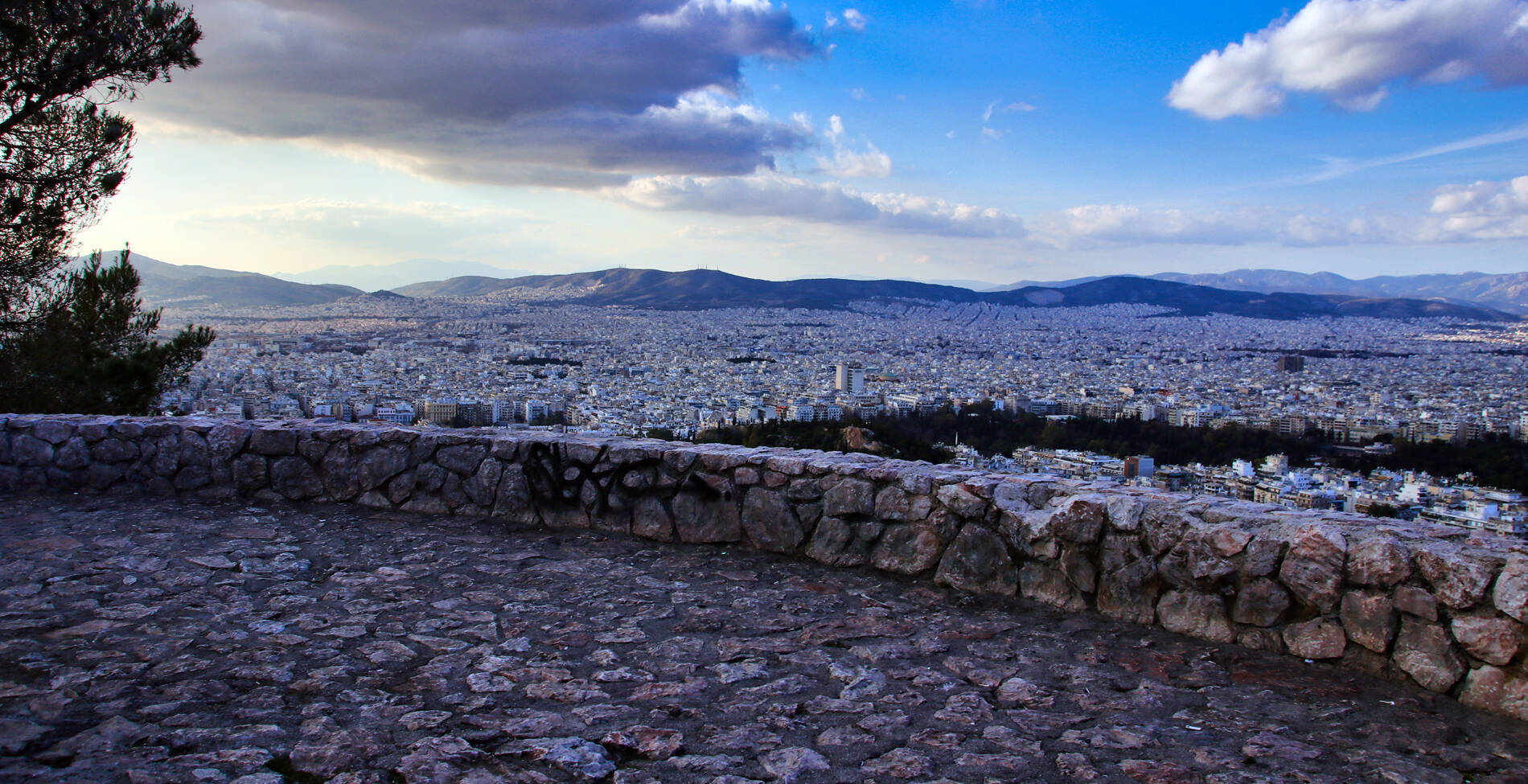 Αν η Ακρόπολη ανήκει στους τουρίστες της Αθήνας, ο Λυκαβηττός παραμένει στα χέρια των κατοίκων της