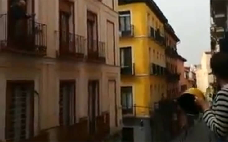 Στα μπαλκόνια ξανά οι Ισπανοί: Χτυπούσαν κατσαρολικά για να καταγγείλουν τον Χουάν Κάρλος