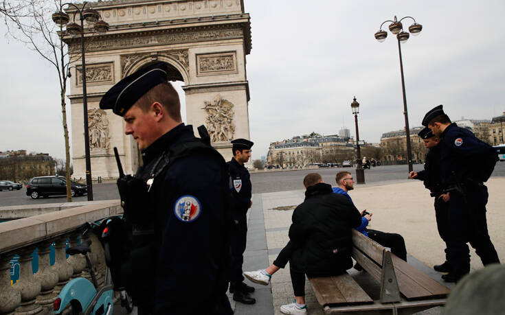 Πρωτόγνωρες εικόνες στη Γαλλία: Κατ&#8217; οίκον περιορισμός λόγω κορονοϊού &#8211; Αστυνομικοί ελέγχουν τους περαστικούς
