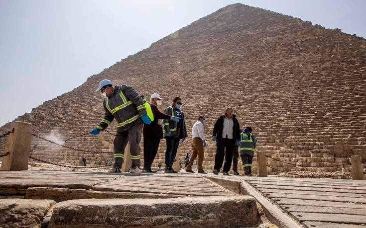 Κορονοϊός: Απολυμαίνονται και οι πυραμίδες στην Αίγυπτο – Δείτε φωτογραφίες
