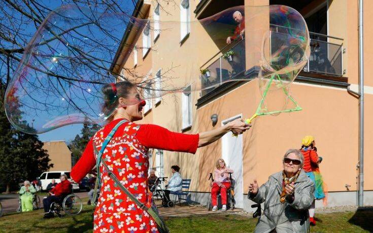 Κορονοϊός: Κλόουν «μοιράζουν» γέλιο σε οίκους ευγηρίας στη Γερμανία
