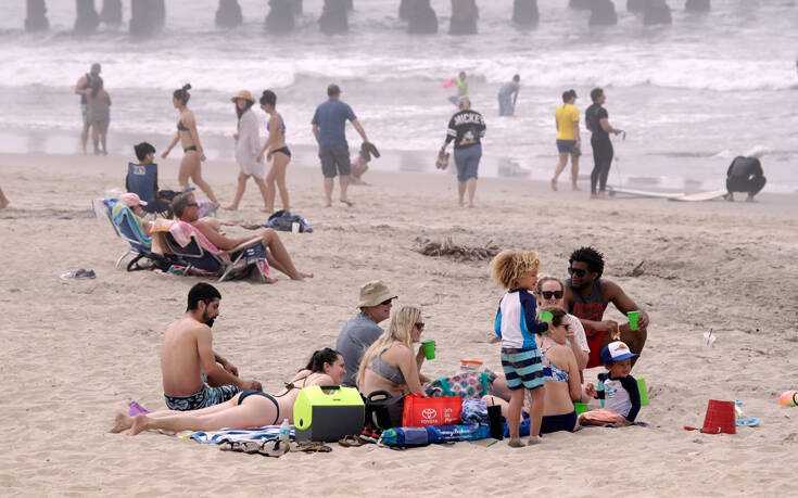 Οι ΗΠΑ μετρούν 56.144 νεκρούς και οι Αμερικανοί λιάζονται στις παραλίες