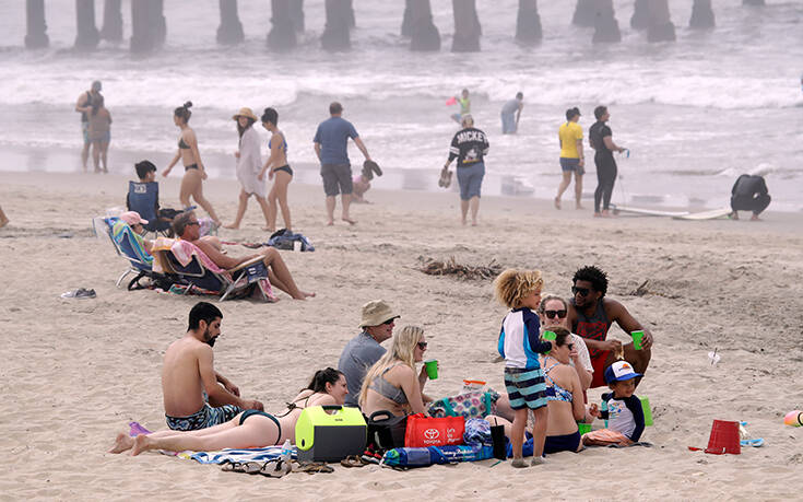 Κλείνει παραλίες και πάρκα η Καλιφόρνια μετά τον συνωστισμό του Σαββατοκύριακου