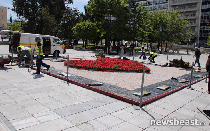 Η πλατεία Συντάγματος ετοιμάζεται για την Εργατική Πρωτομαγιά