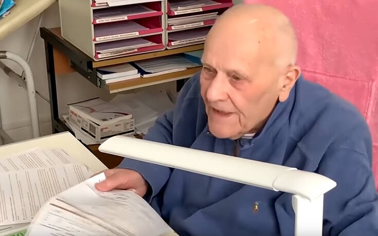 Γιατρός στη Γαλλία συνεχίζει να εργάζεται παρά τα 98 του χρόνια και τον κορονοϊό