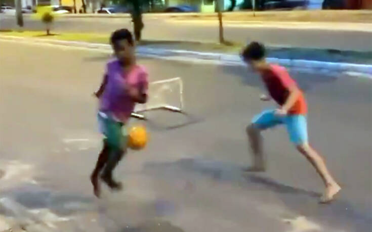 Ξυπόλητο πιτσιρίκι στη Βραζιλία σημειώνει «μαγικό» γκολ και&#8230; τρελαίνει τον κόσμο