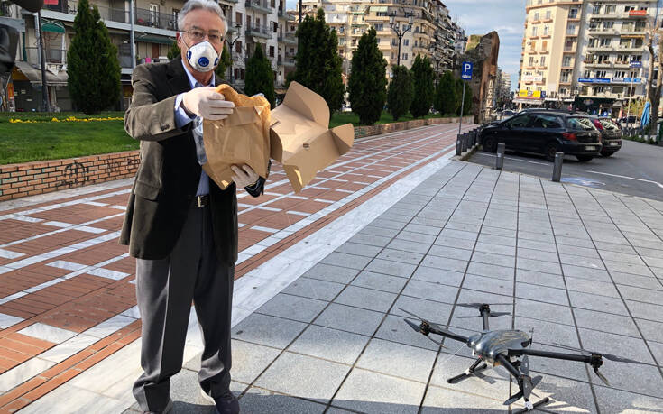 Ηλικιωμένος στη Θεσσαλονίκη παραλαμβάνει το ψωμί του με drone
