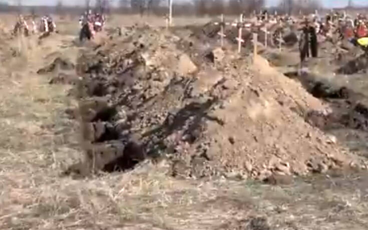 Κορονοϊός: Δήμαρχος στην Ουκρανία σκάβει εκατοντάδες τάφους για να πείσει τους πολίτες να μείνουν σπίτι